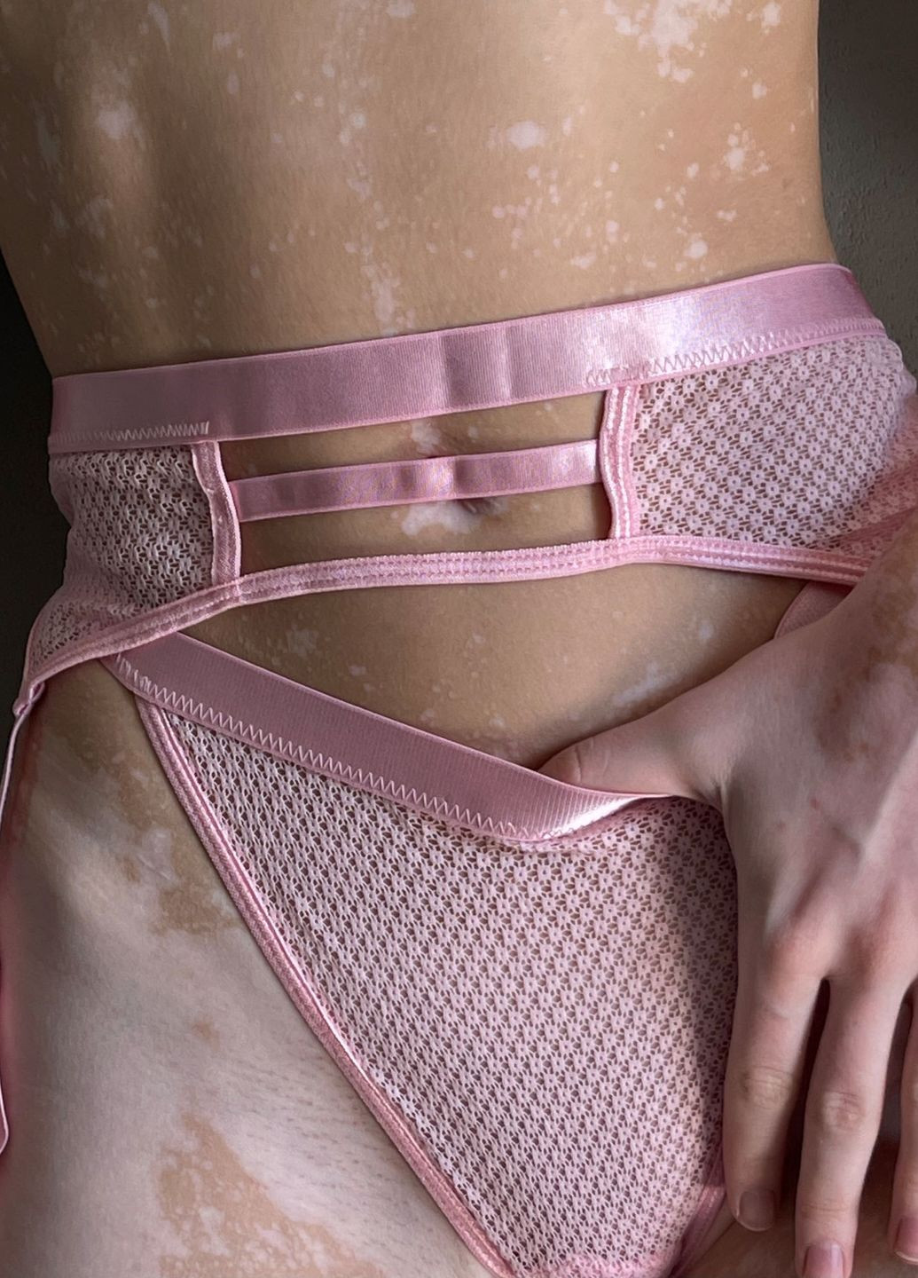 Светло-розовый демисезонный сексуальный комплект белья playboy пояс гартеры сеточка Veronica