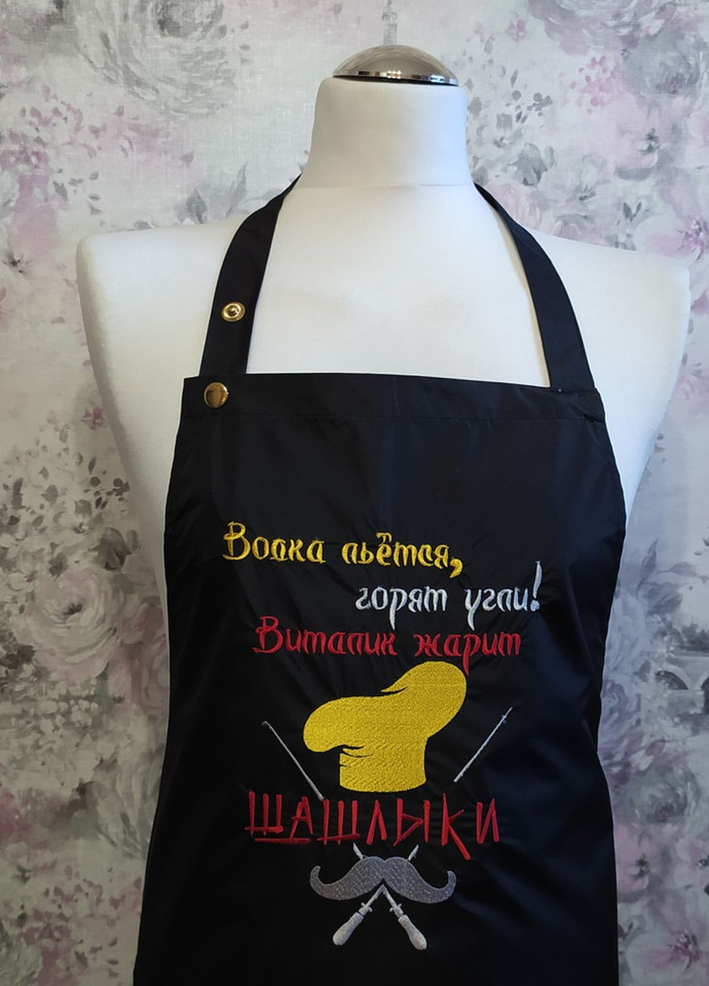 Фартук мужской для готовки "Жарит шашлыки Виталий " именной с вышивкой (02957) No Brand (269803011)