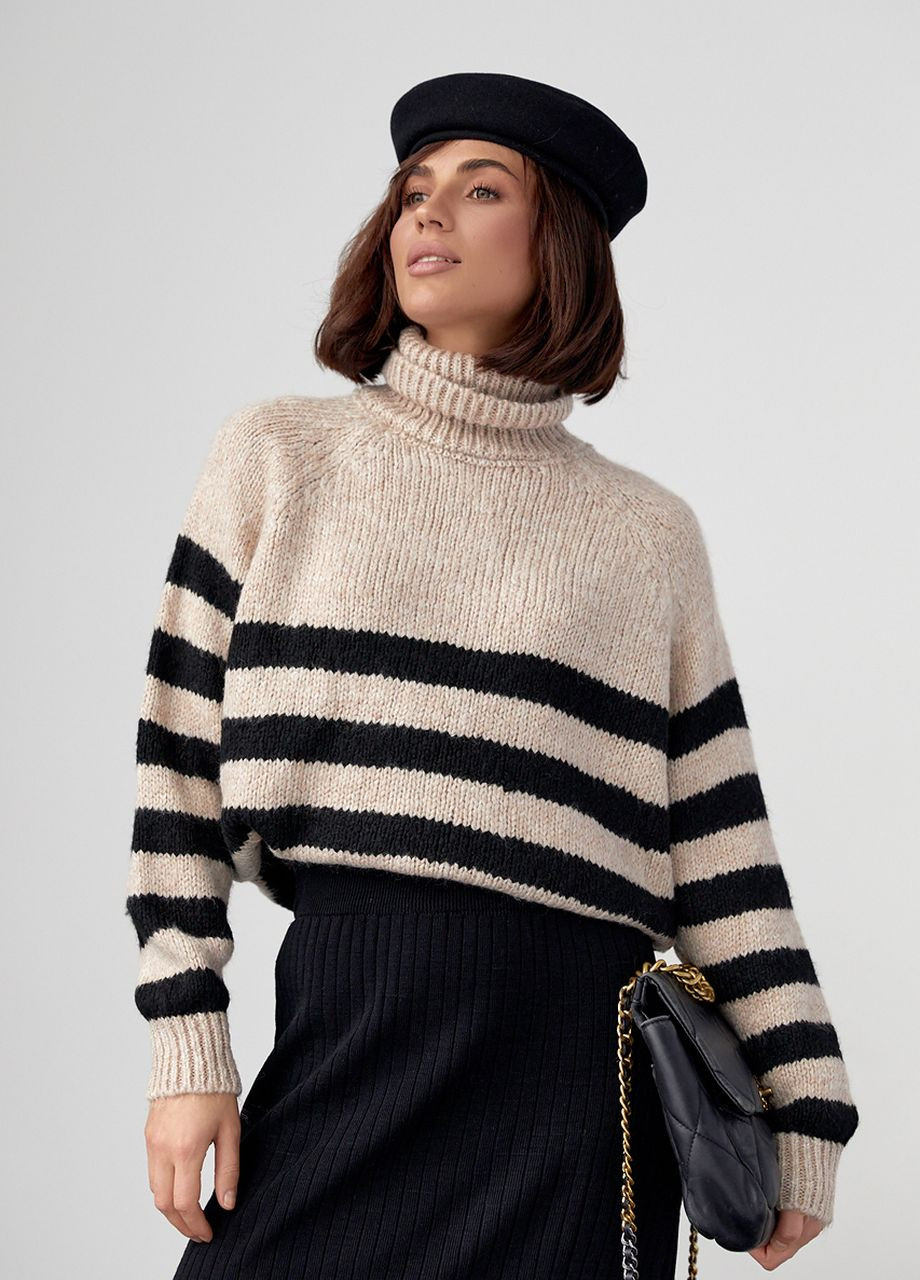 Бежевий зимовий жіночий светр в смужку Lurex