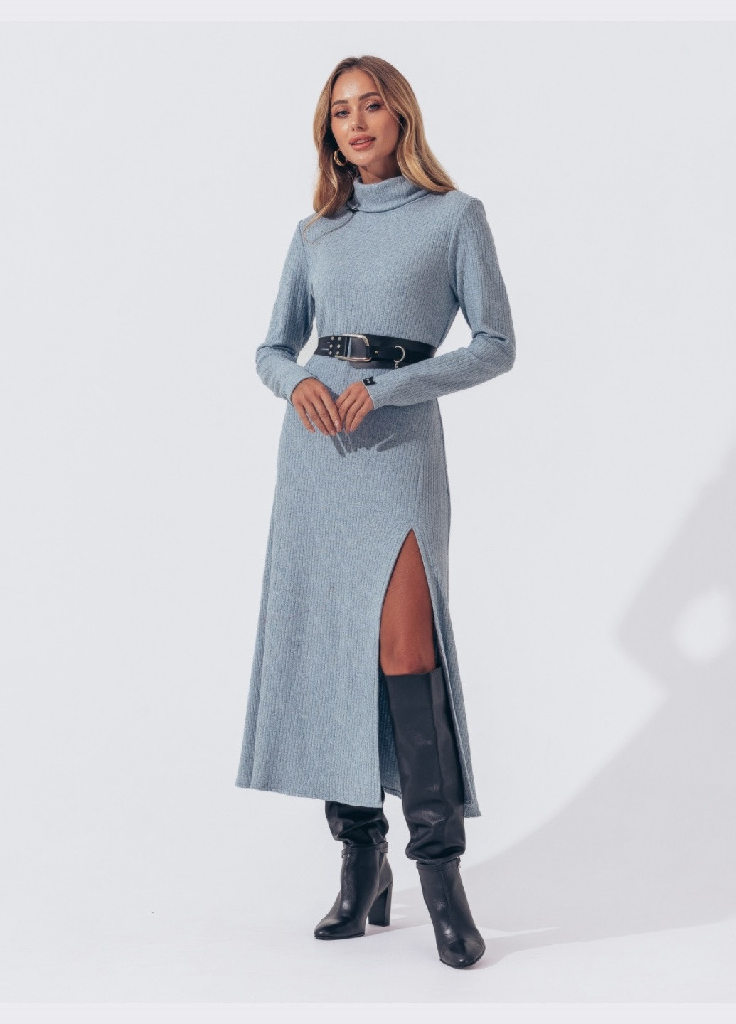 Голубое утеплённое платье-миди с разрезом на ноге голубое Dressa