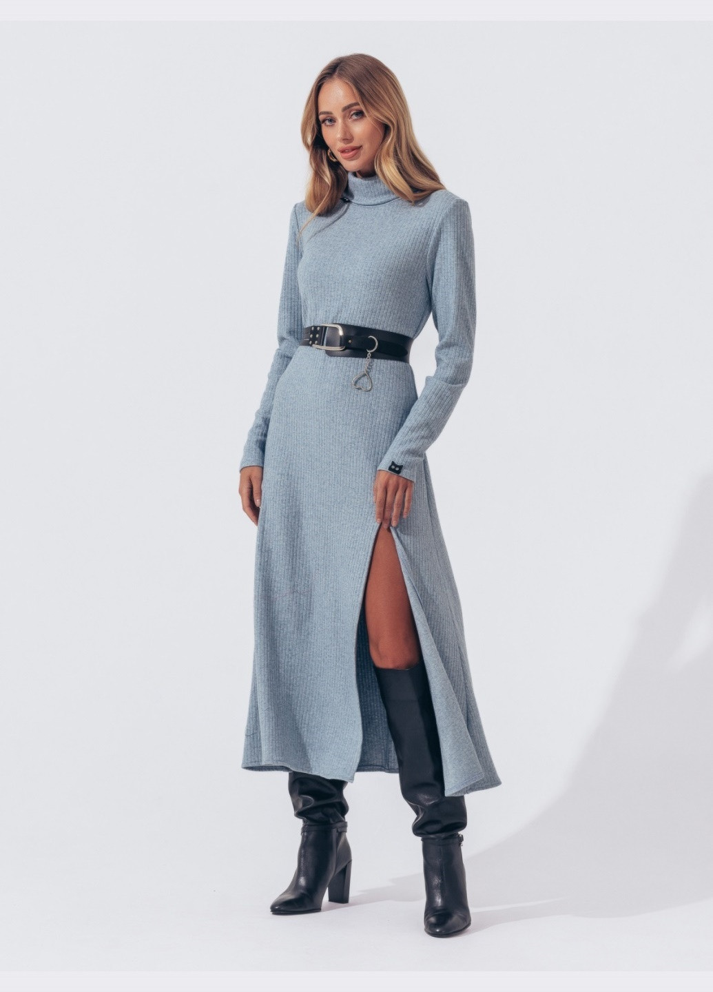 Голубое утеплённое платье-миди с разрезом на ноге голубое Dressa