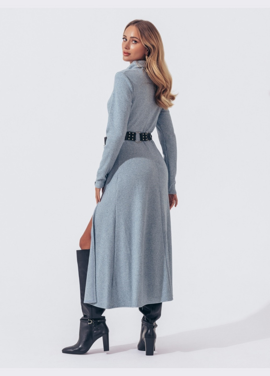 Голубое утеплённое платье-миди с разрезом на ноге голубое Dressa