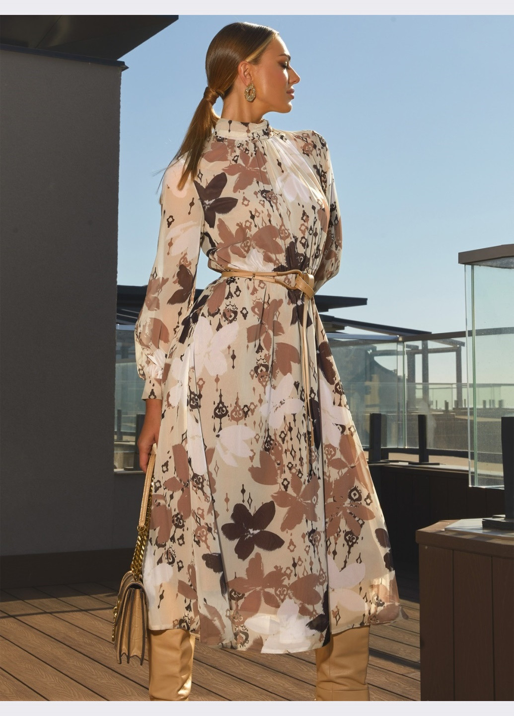 Бежева бежева сукня-кльош з квітковим принтом і коміром-стійкою Dressa