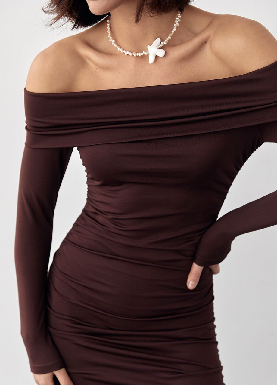 Коричневое силуэтное платье с драпировкой и открытыми плечами Lurex