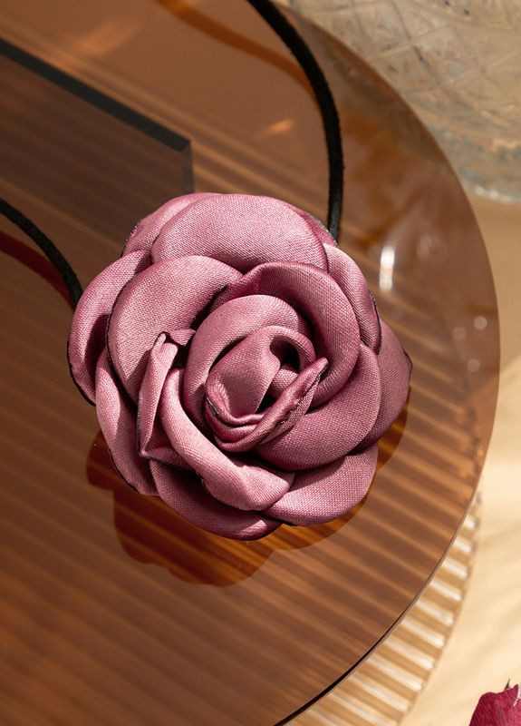 Чокер на шею Роза лиловая из атласа на замшевом шнурке No Brand (270365589)