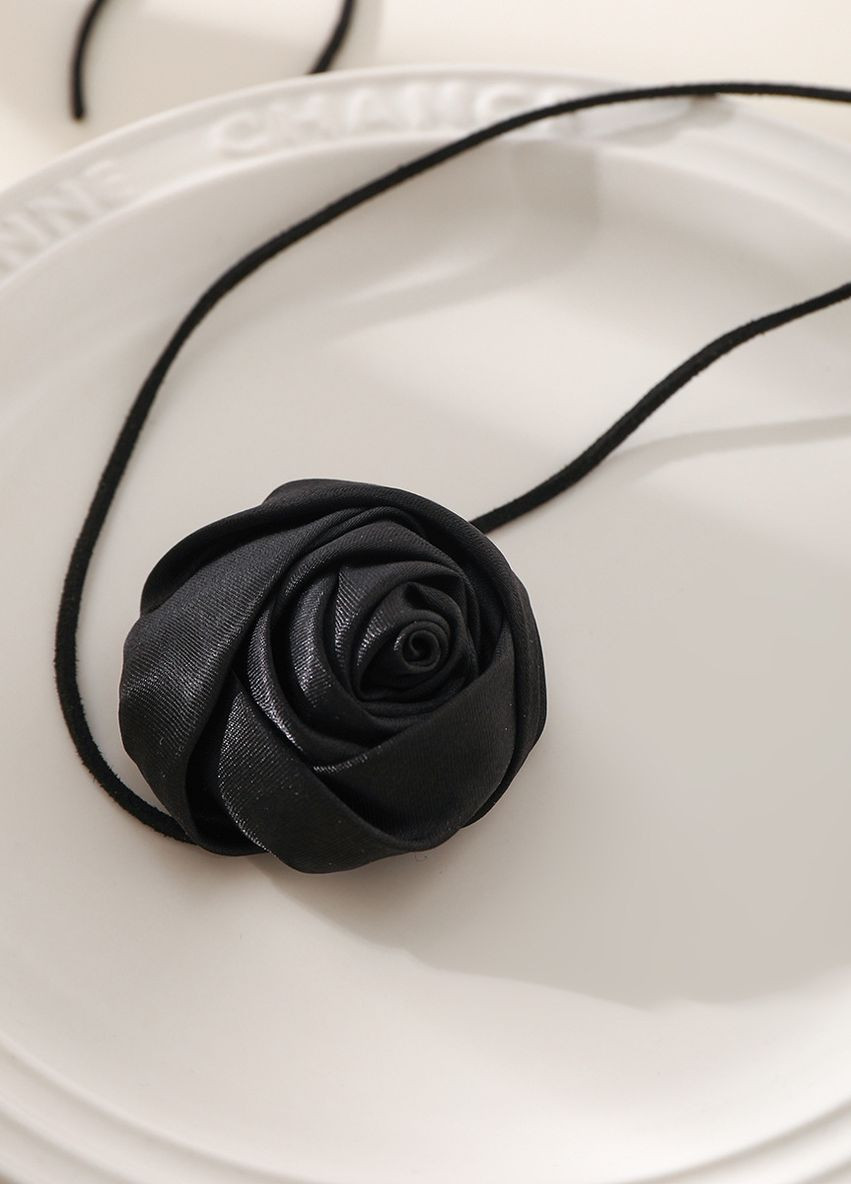 Чокер на шию Бутон Троянди чорний з атласу на замшовому шнурку No Brand (270365608)