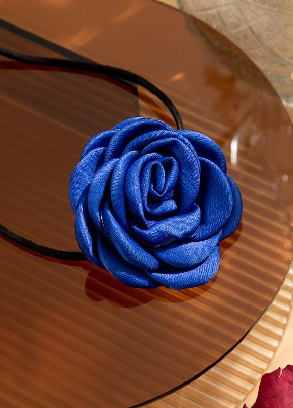 Чокер на шею Роза синяя из атласа на замшевом шнурке No Brand (270365592)