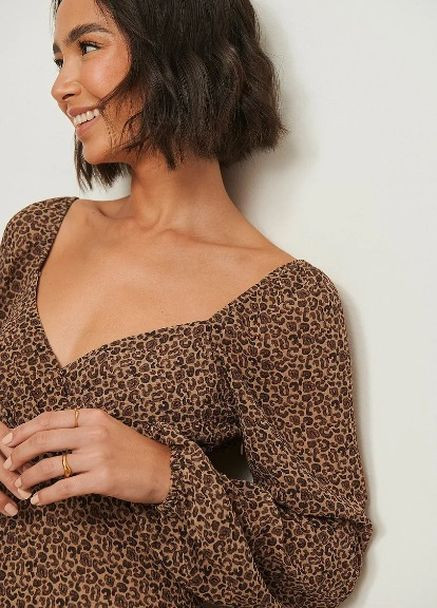 Коричнева коктейльна сукня кльош NA-KD леопардовий