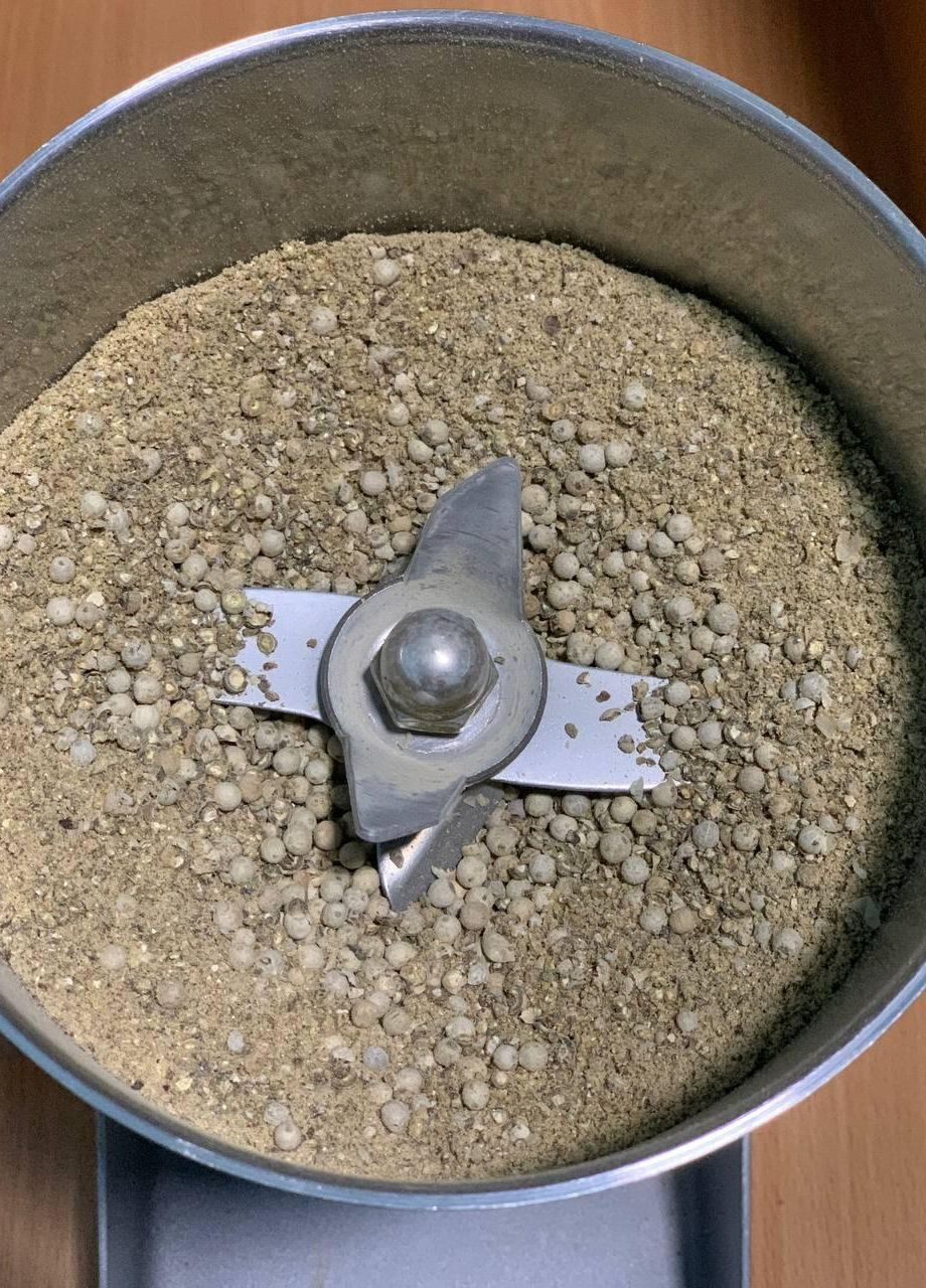 Перець білий свіжомелений з горошку у скляній банці 90 грам No Brand (271123841)