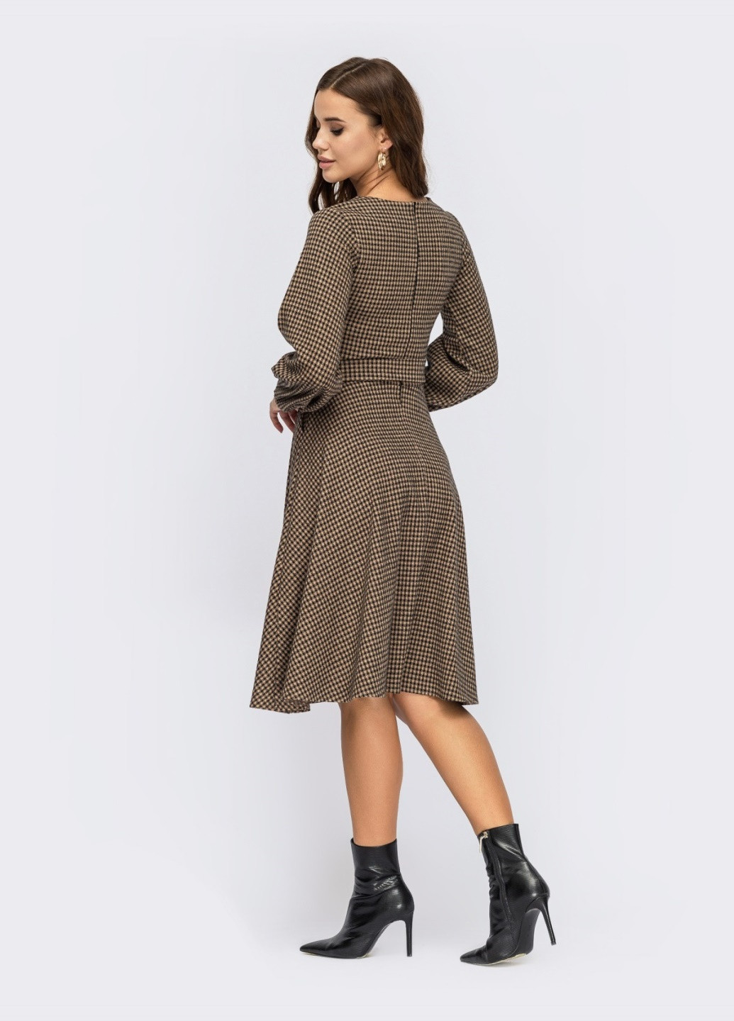 Бежевое бежевое платье в клетку с обьемными рукавами и юбкой клёш Dressa