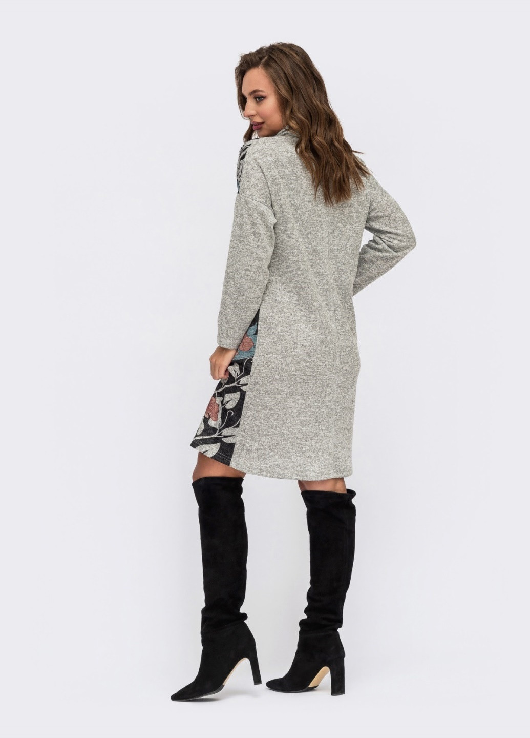 Серое платье-гольф с крупным цветочным принтом серое Dressa