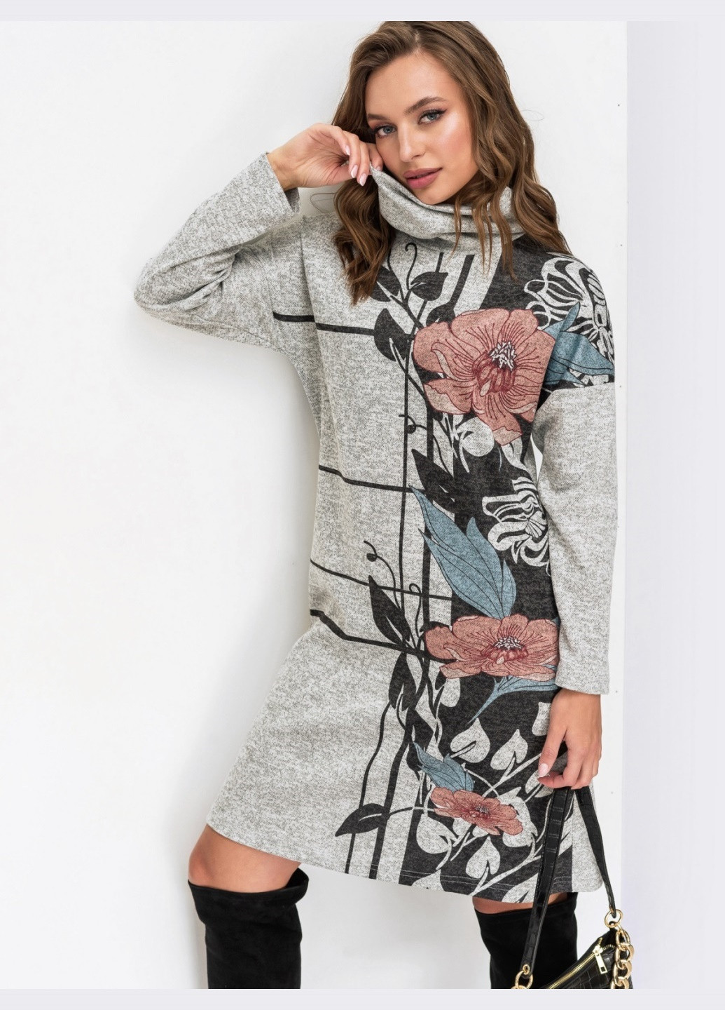 Серое платье-гольф с крупным цветочным принтом серое Dressa
