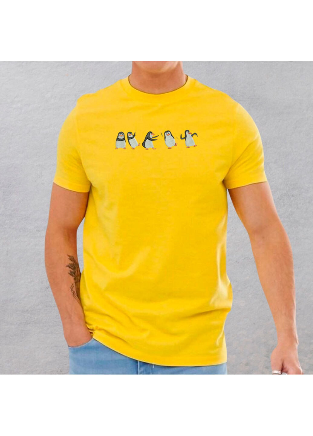 Желтая футболка с вышивкой пингвинов 01-5 мужская желтый s No Brand