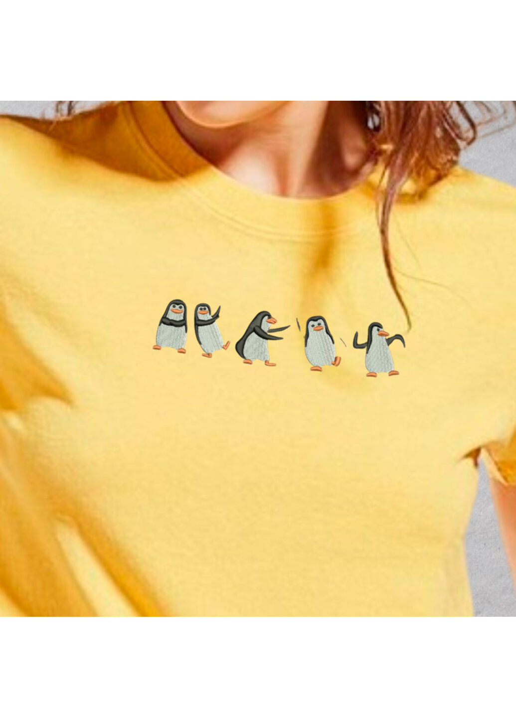 Желтая футболка с вышивкой пингвинов 02-4 женская желтый s No Brand