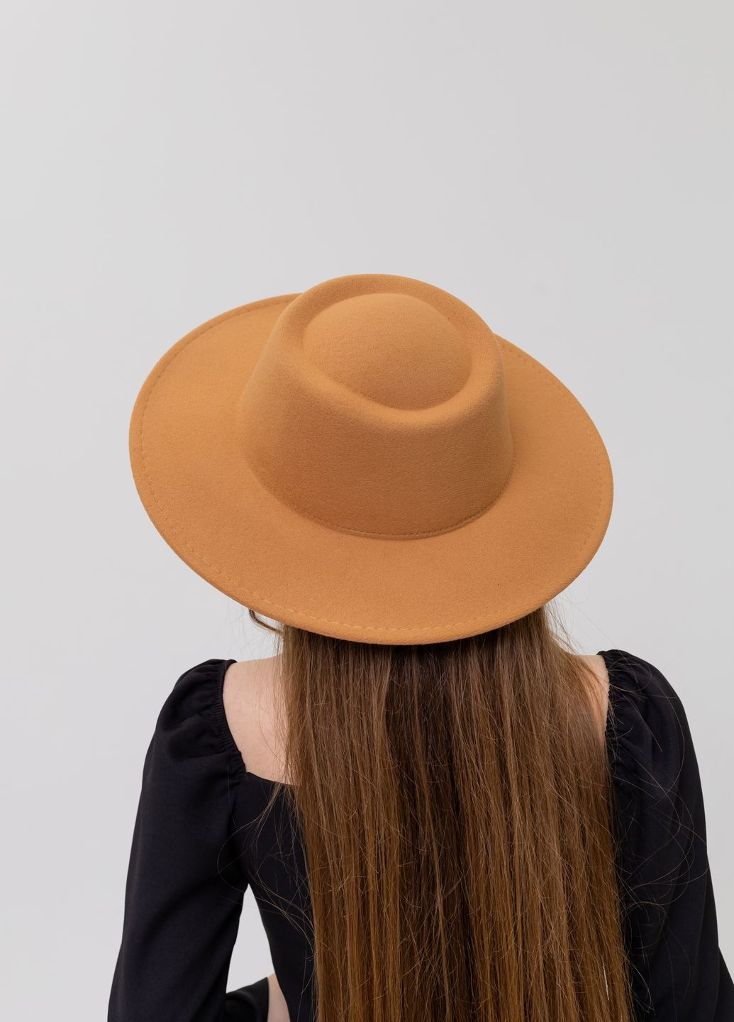 Шляпа гамблер с тройной цепочкой и круглой тульей (поля 8 см) бежевая No Brand (272610106)