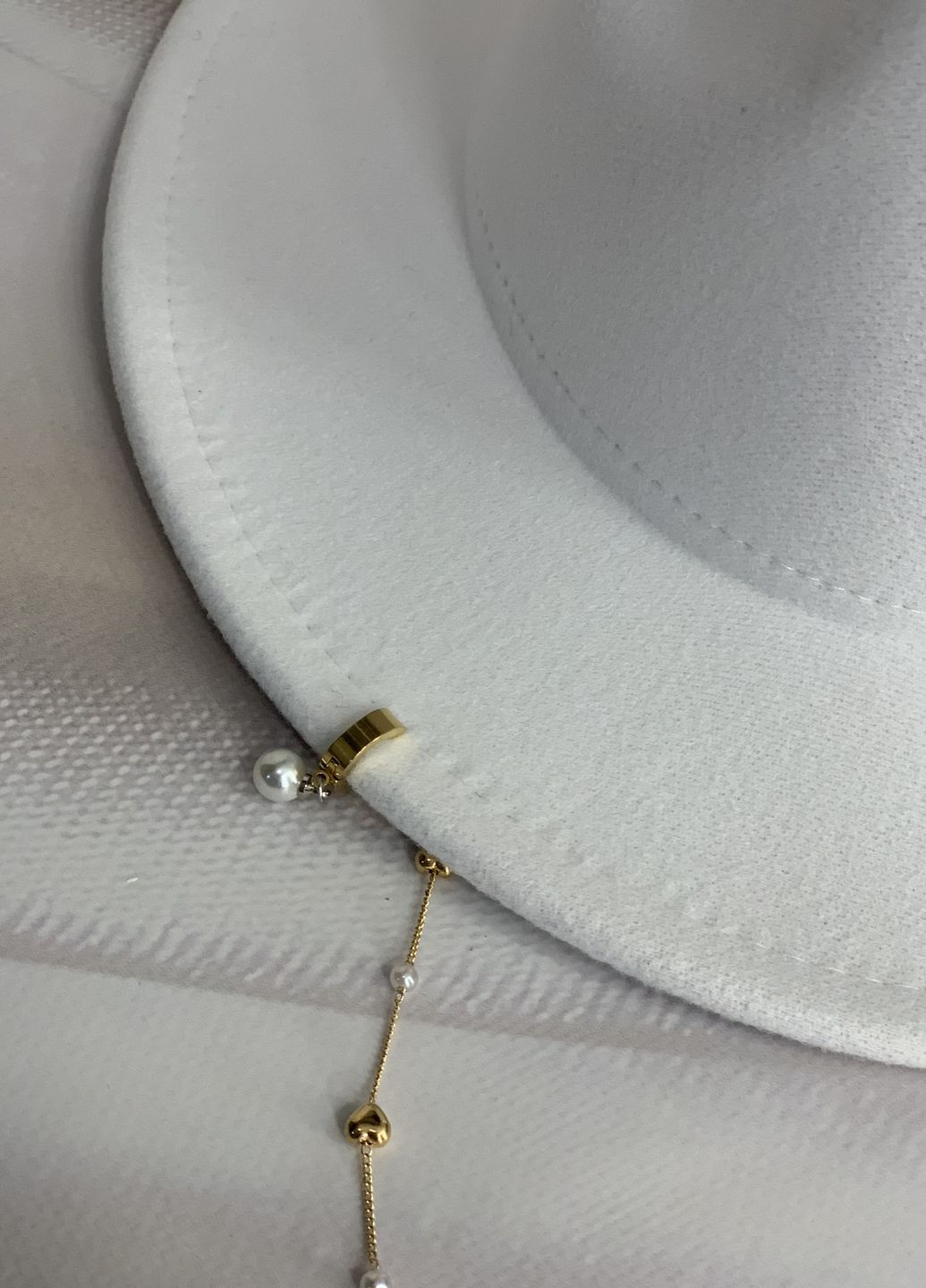 Капелюх Федора з перлинним декором: ланцюжком і пірсингом білий No Brand (272821433)