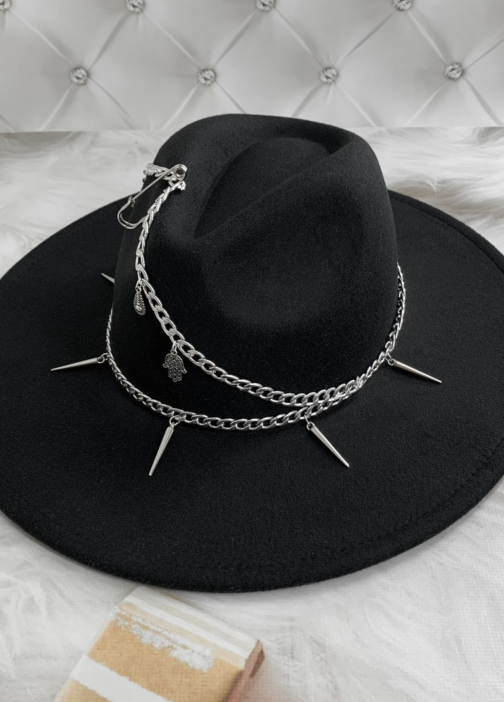 Капелюх Федора з декором по тулії з широкими полями 9,5 см PUNK чорний No Brand (272821467)