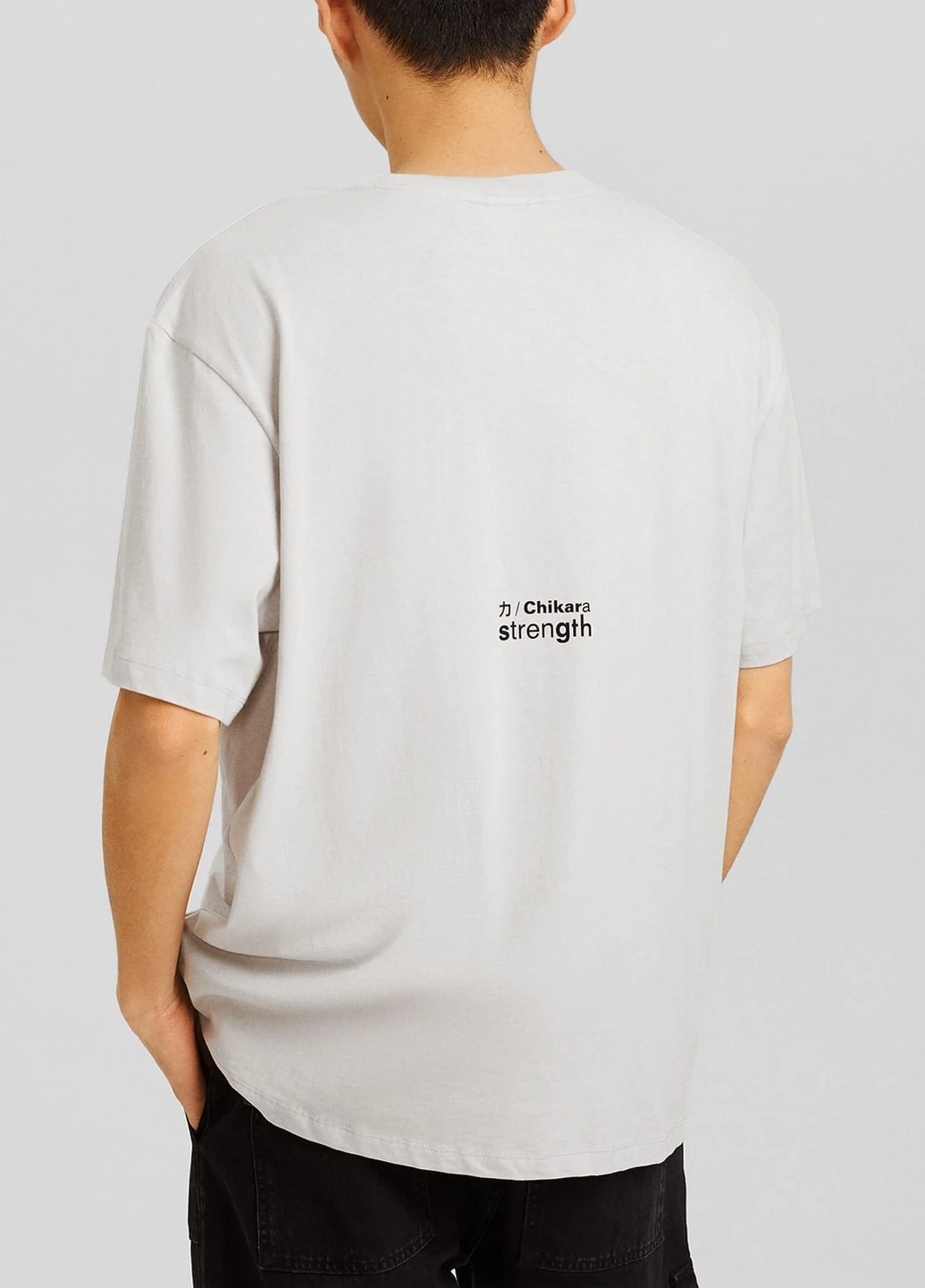 Светло-серая футболка Bershka