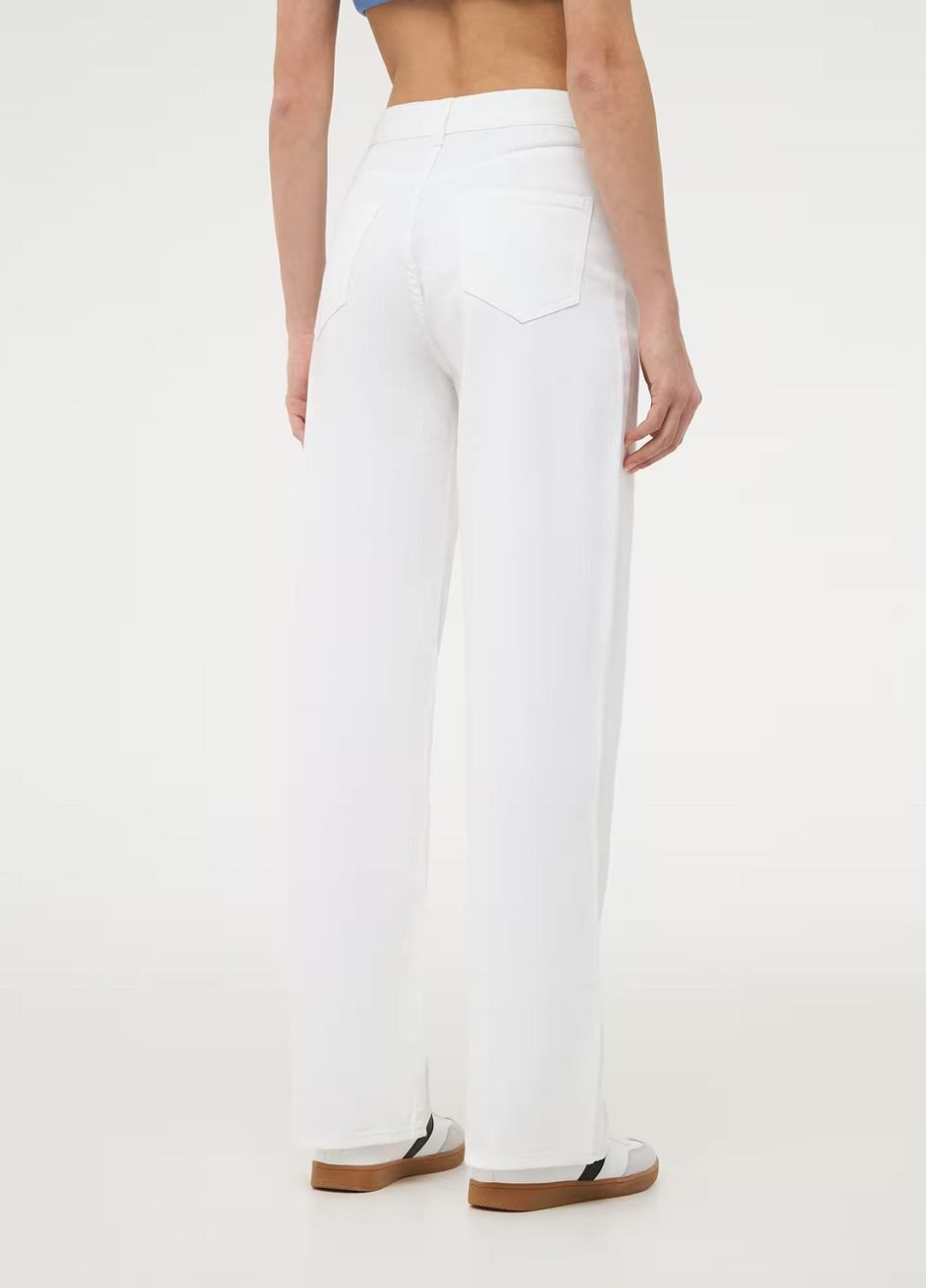 Белые кэжуал демисезонные брюки Terranova