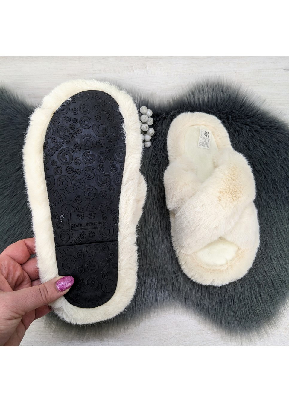Белые тапочки женские меховые Lion