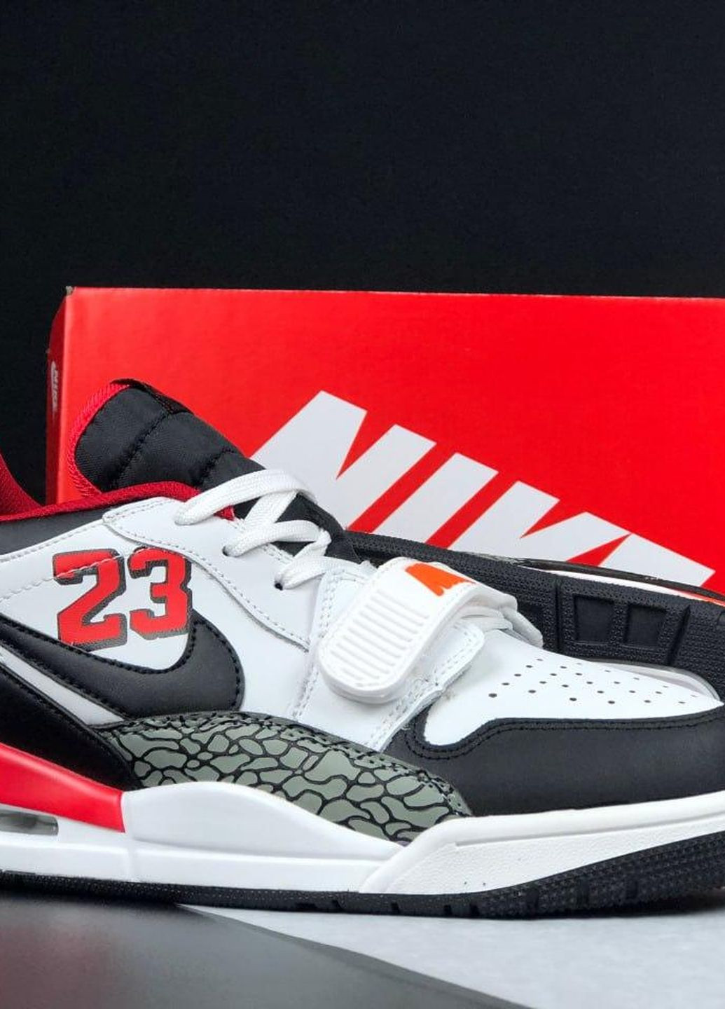 Білі Осінні білі з чорним\червоні чоловічі кросівки No Brand