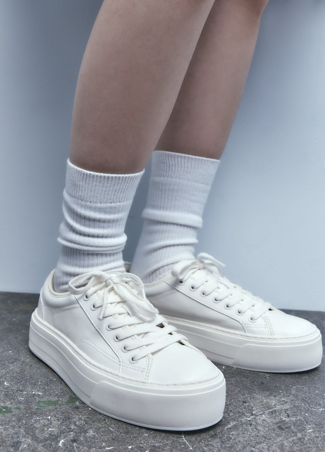 Білі осінні кросівки Zara