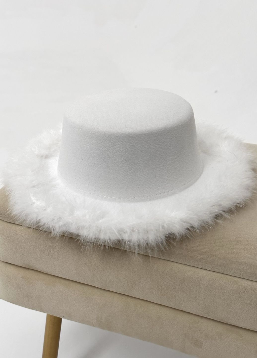 Шляпа канотье с устойчивыми полями (6 см) украшенная перьями No Brand (275394877)