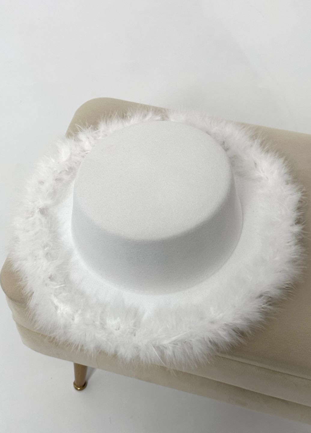 Шляпа канотье с устойчивыми полями (6 см) украшенная перьями No Brand (275394877)