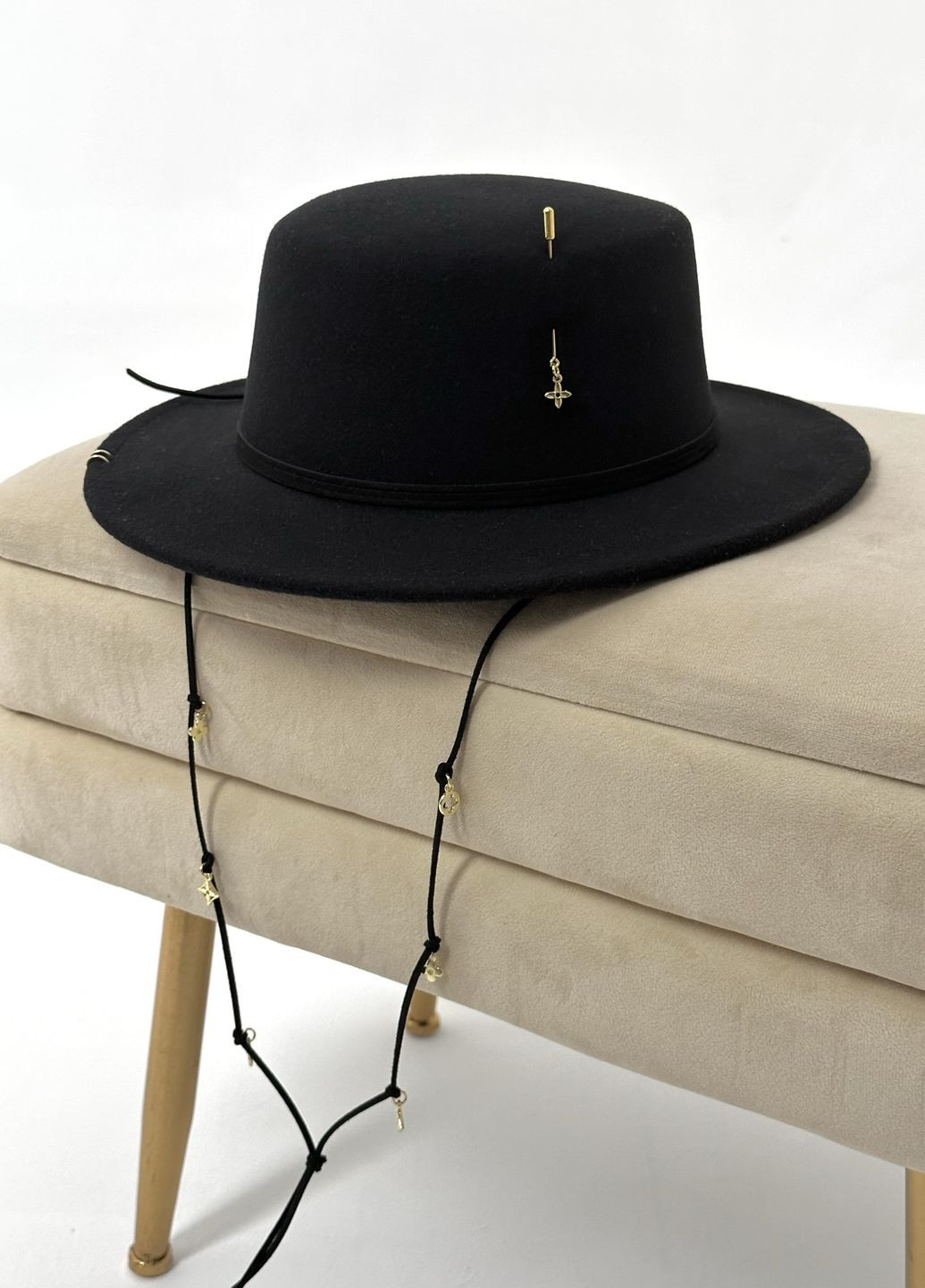 Шляпа канотье с декором: пирсингом, подвесками и шнуром по тулии No Brand (275394876)
