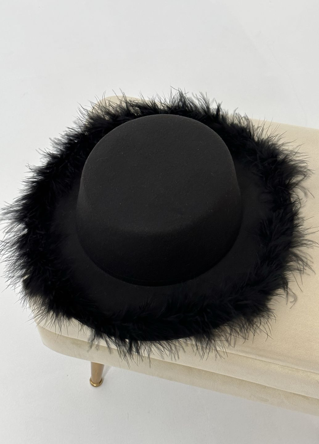 Шляпа канотье с устойчивыми полями (6 см) украшенная перьями No Brand (275394872)