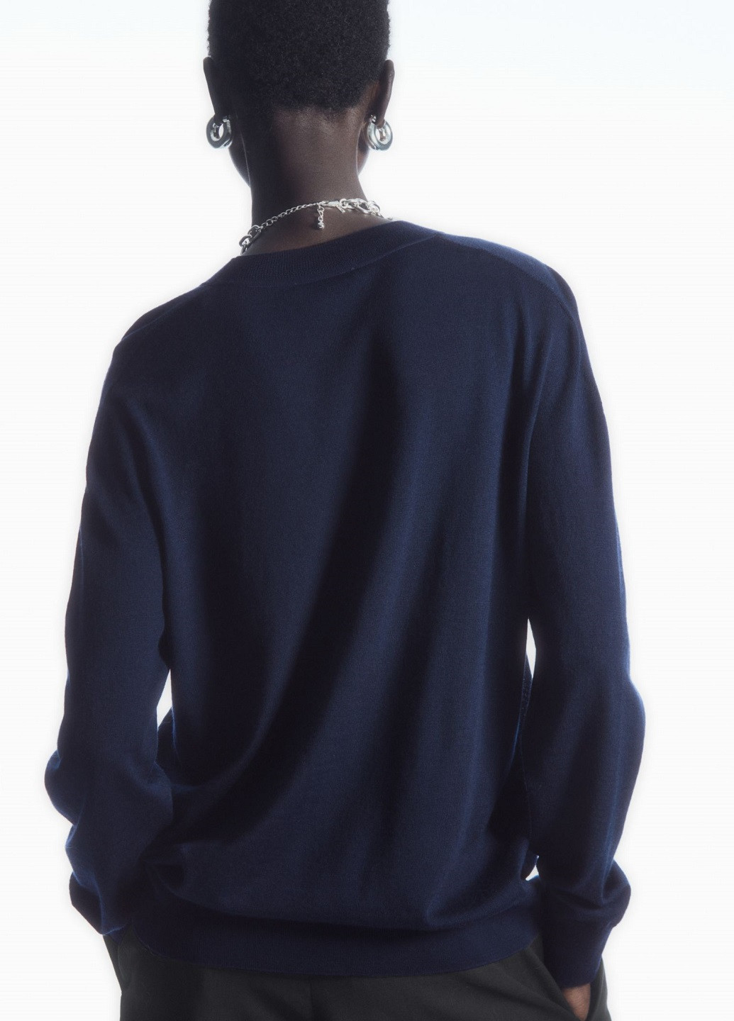 Темно-синий демисезонный свитер Cos