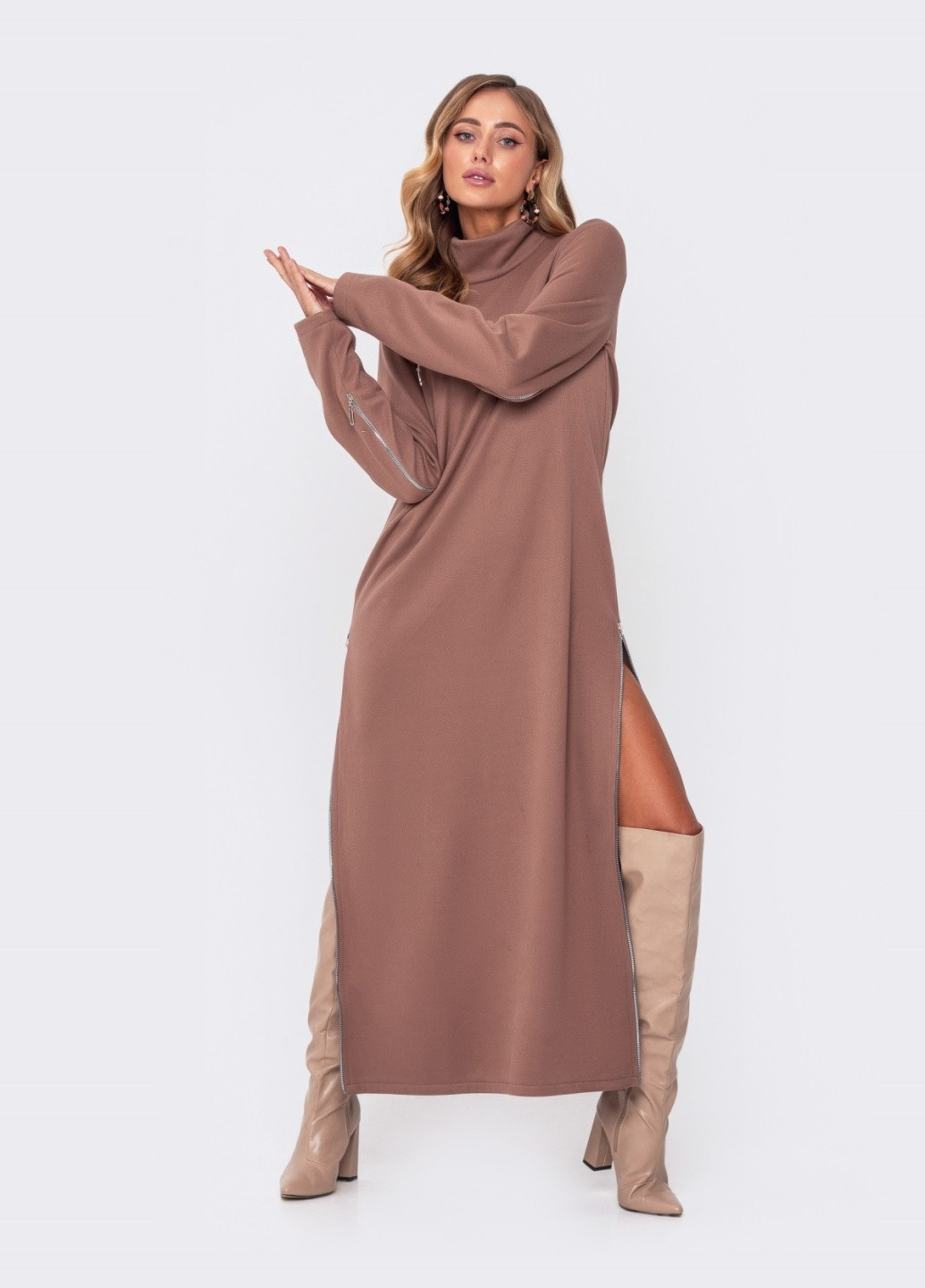 Бежевое длинное платье бежевого цвета с молниями по бокам Dressa