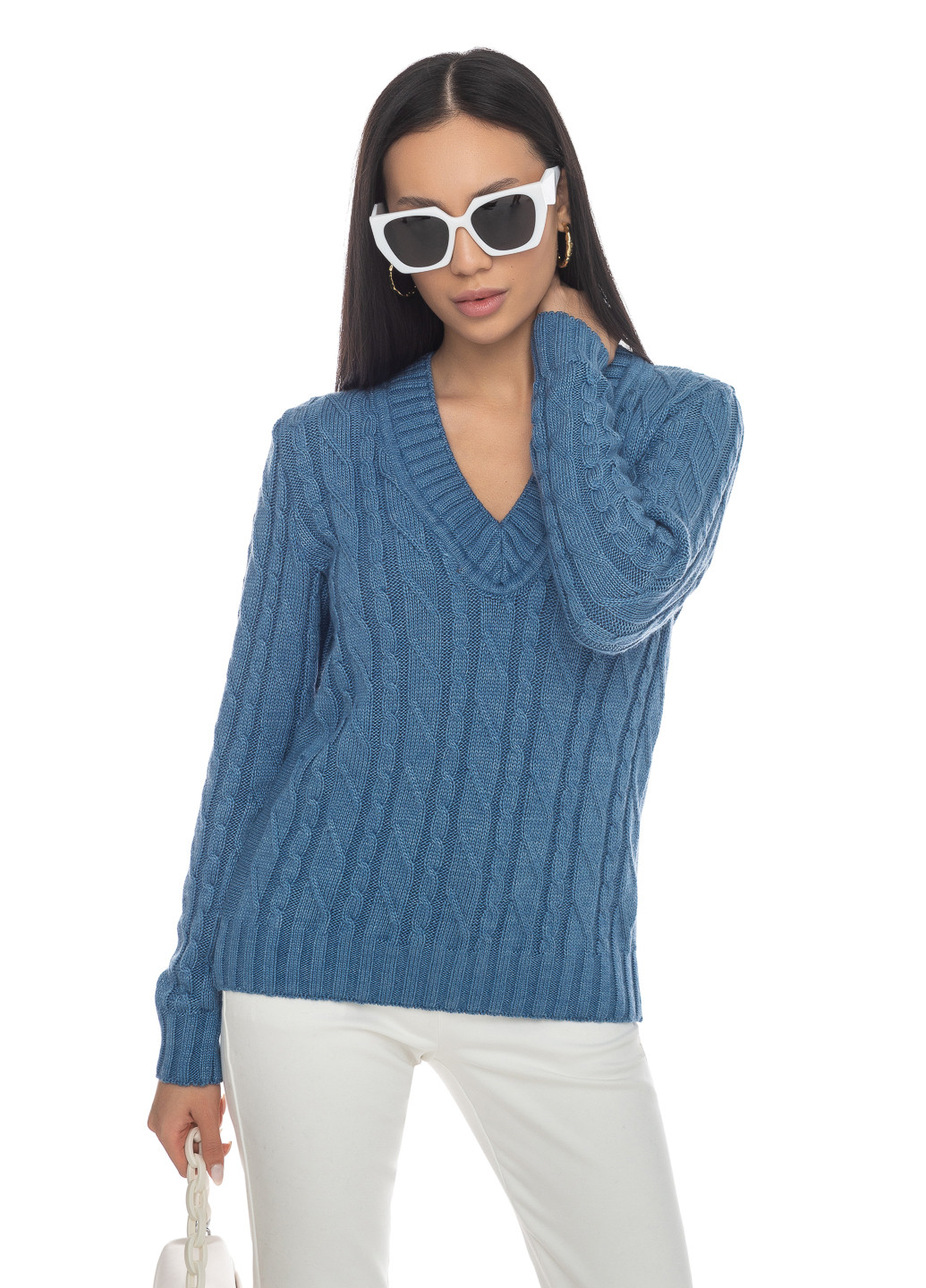 Сіро-голубий светр з v-подібним коміром SVTR