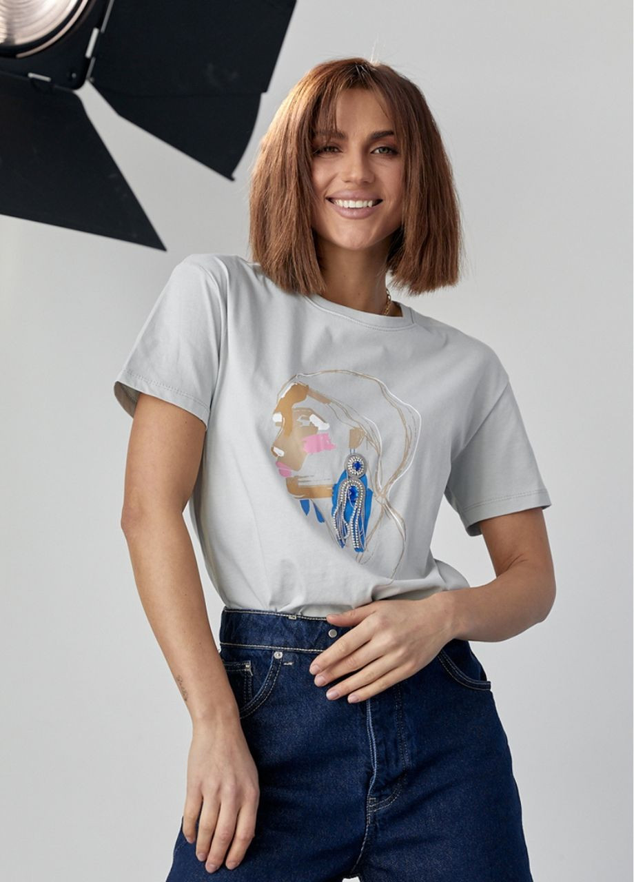 Серая летняя женская футболка украшена принтом девушки с сережкой Lurex