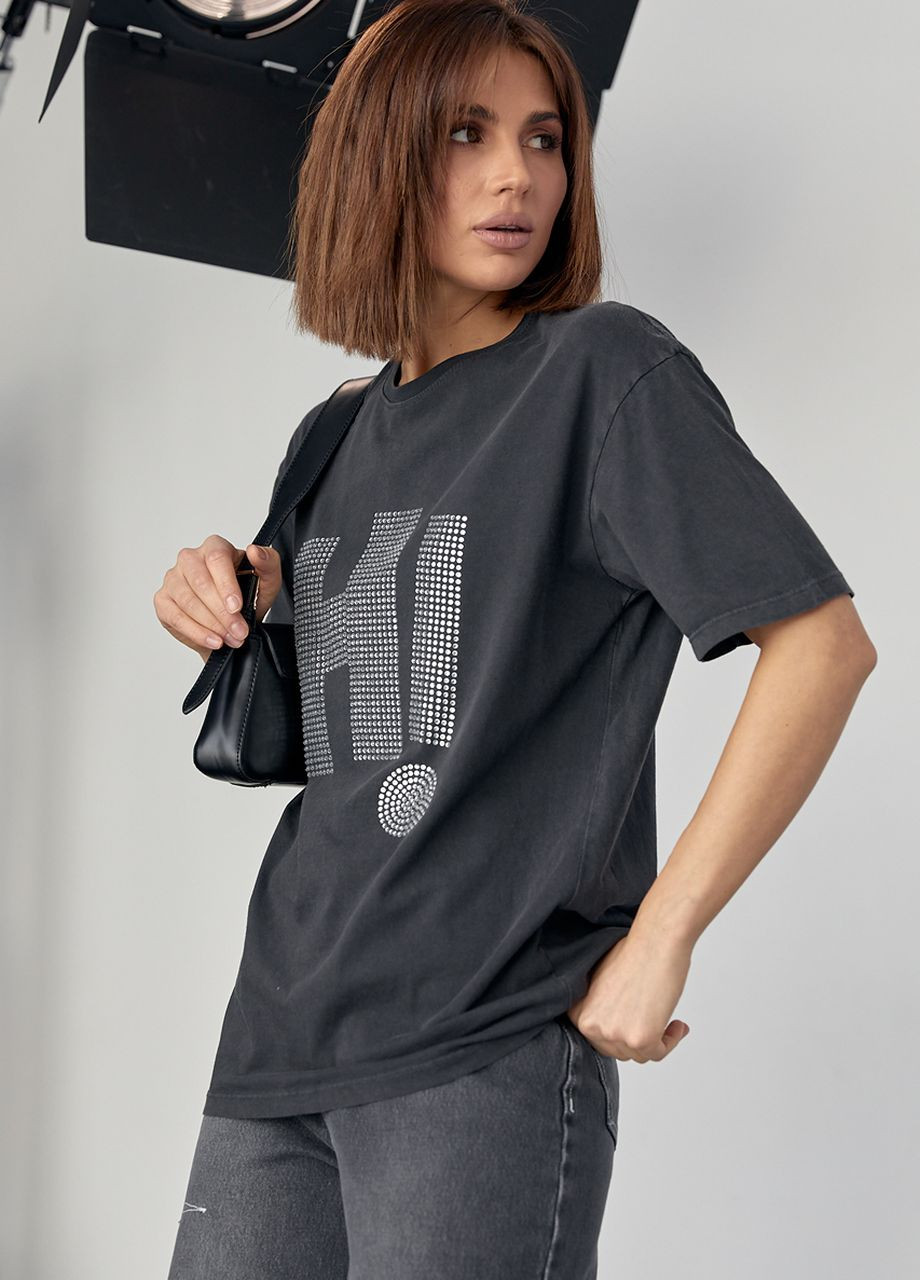 Темно-серая летняя трикотажная футболка с надписью hi из термостраз Lurex