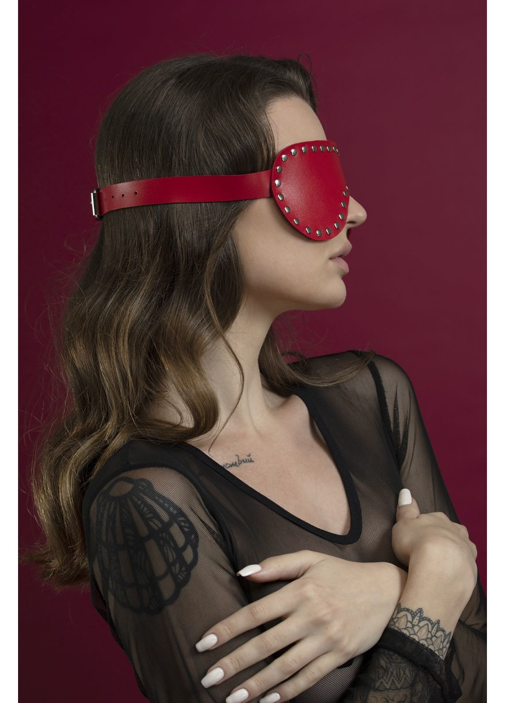 Маска на очі з заклепками - Blindfold Mask, натуральна шкіра, червона Feral Feelings (276843964)