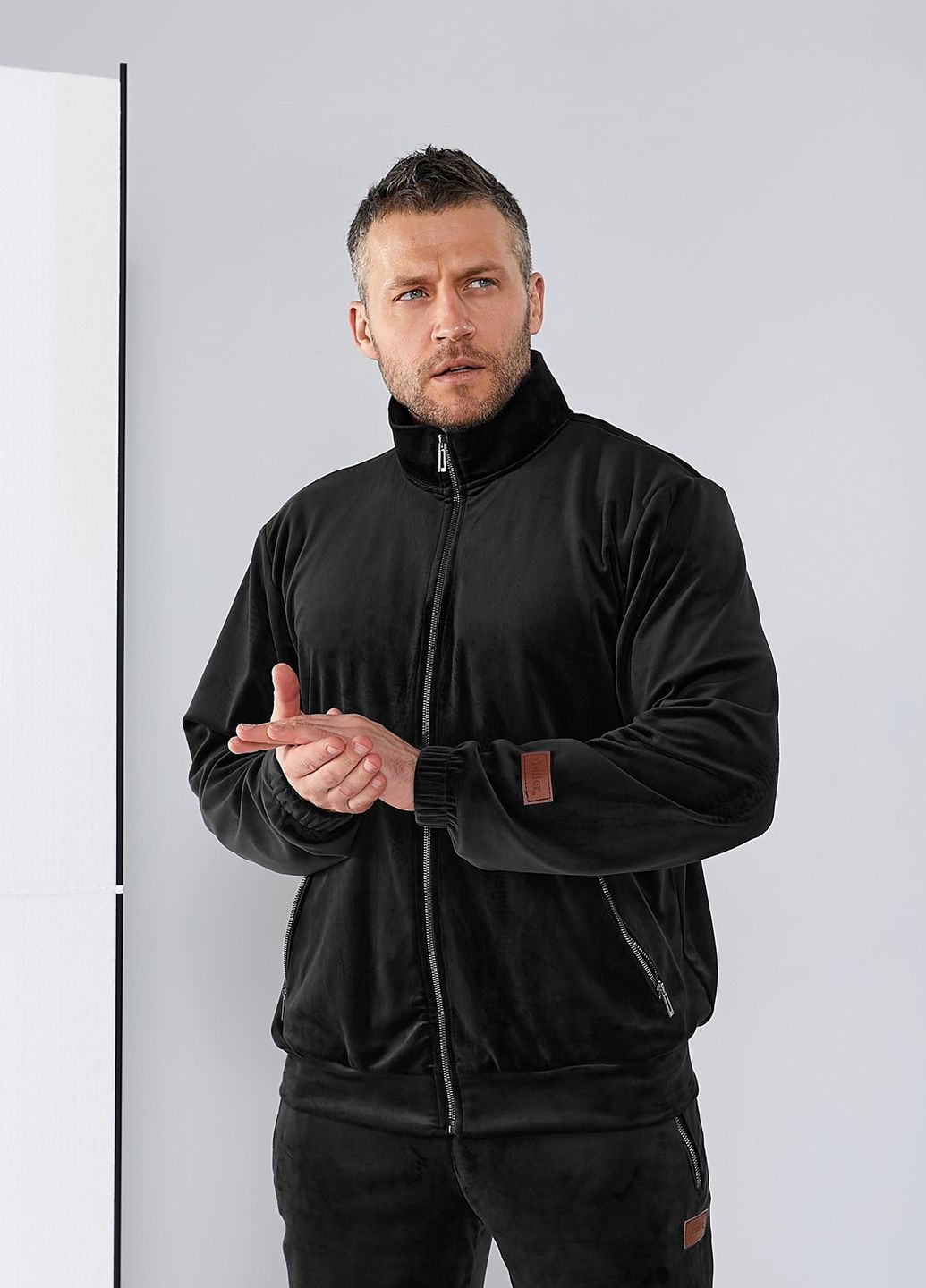 Черный демисезонный спортивный костюм из велюра, с курткой на молнии, и 4-мя карманами. Tailer