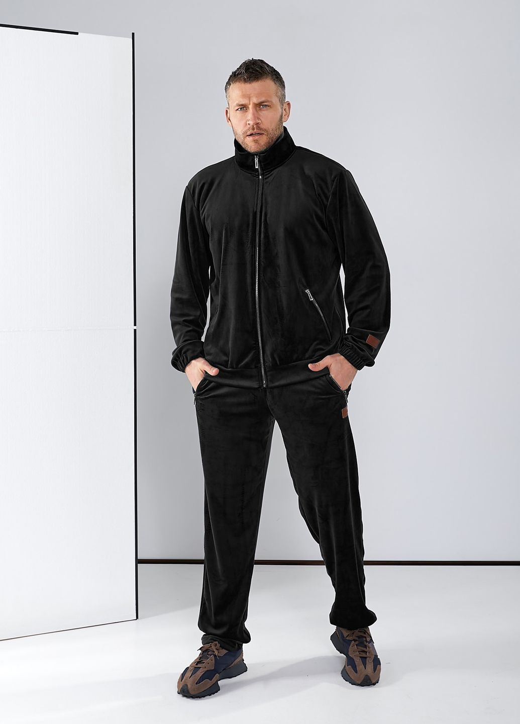 Черный демисезонный спортивный костюм из велюра, с курткой на молнии, и 4-мя карманами. Tailer