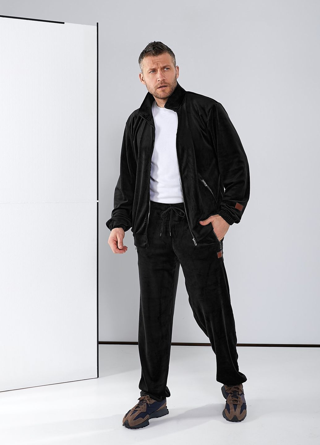 Черный демисезонный спортивный костюм из велюра, с курткой на молнии, и 4-мя карманами. Tailer