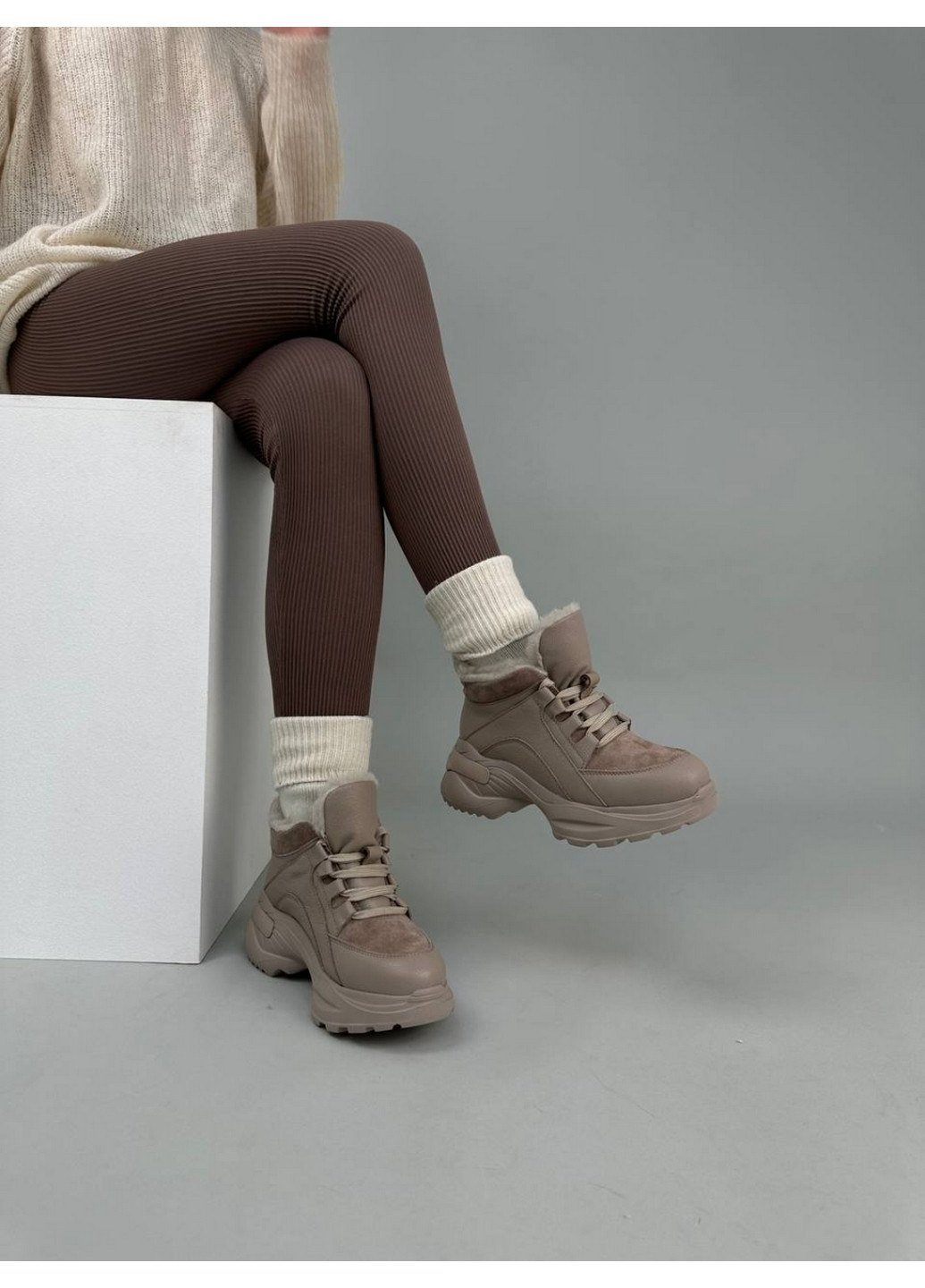 Бежевые зимние женские кожаные кроссовки 36 VZUTIK