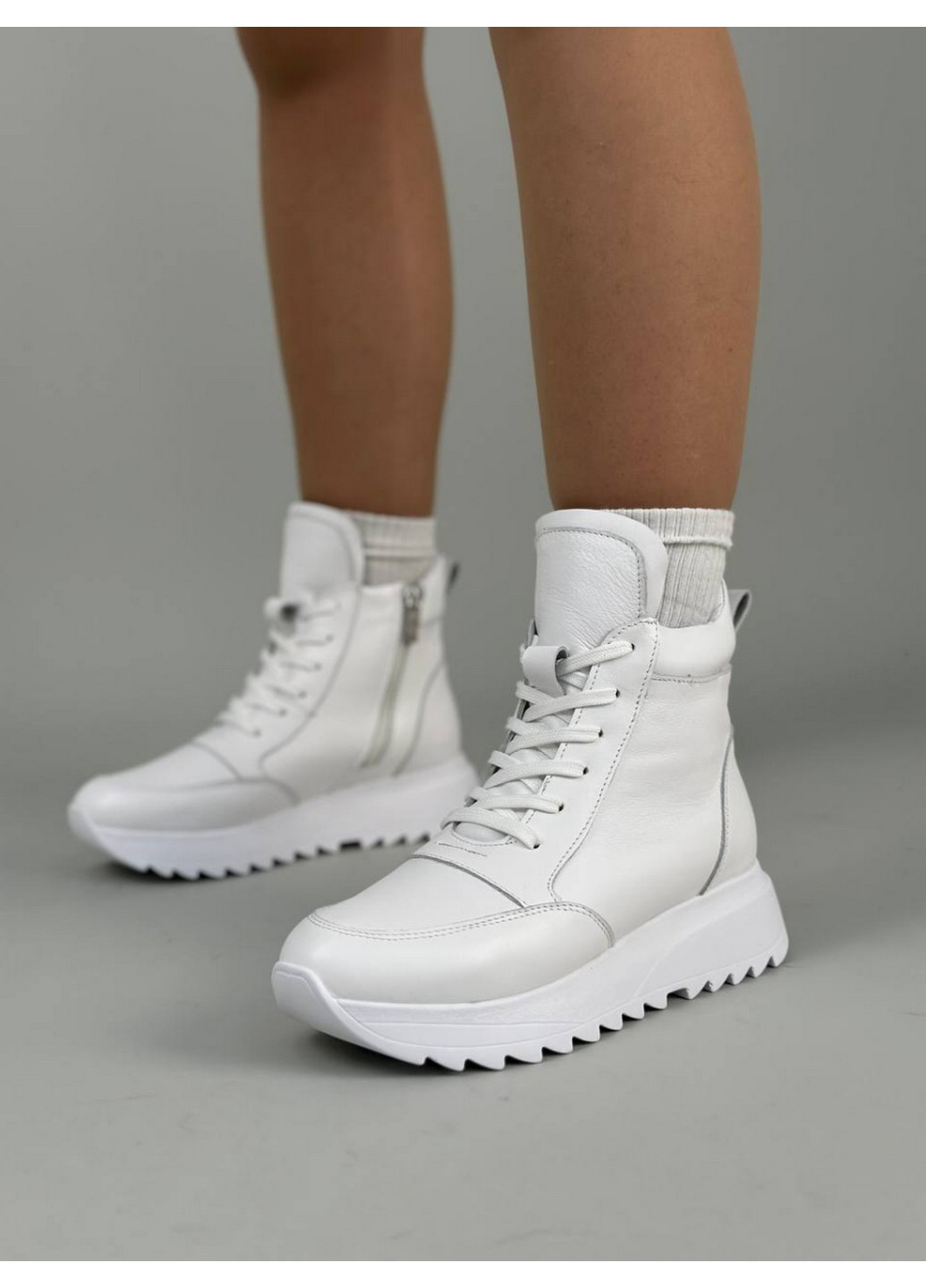 Белые демисезонные женские кожаные кроссовки 40 VZUTIK