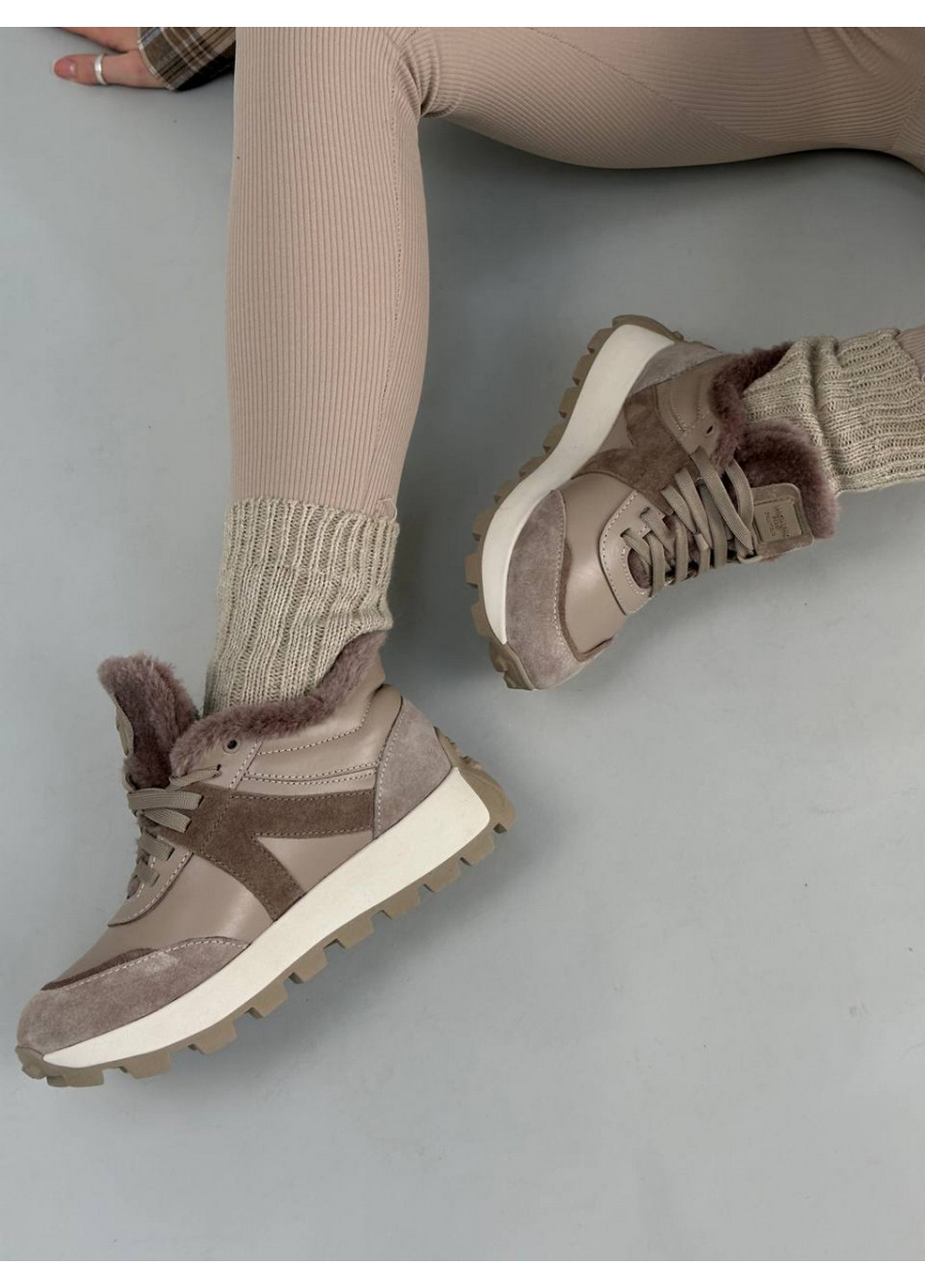 Бежевые зимние женские кожаные кроссовки 39 VZUTIK