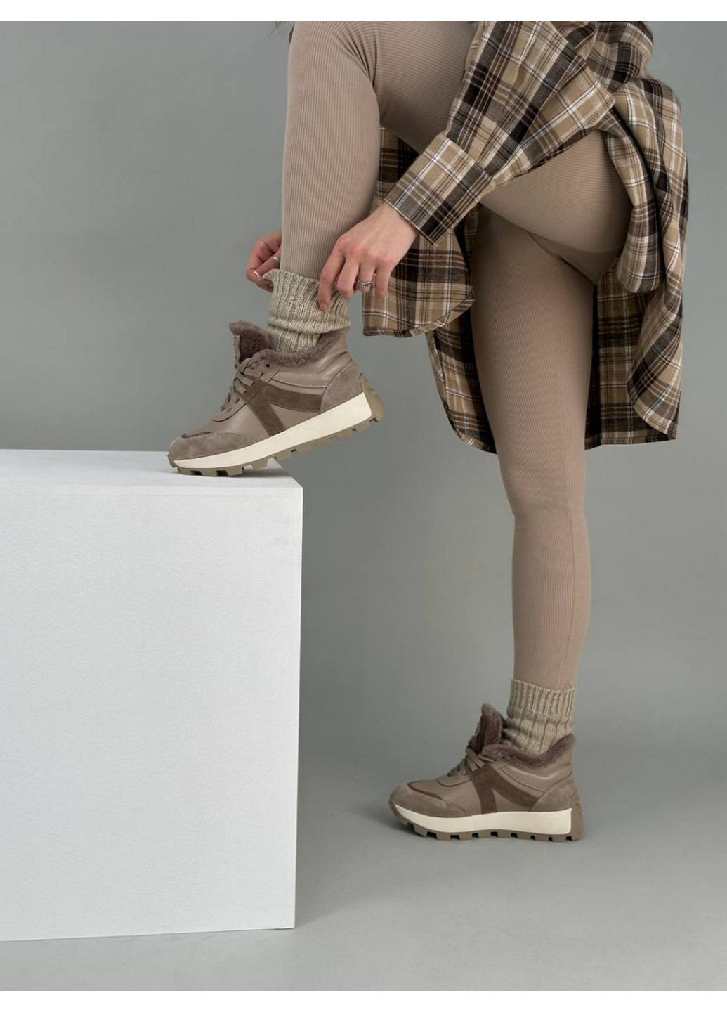 Бежевые зимние женские кожаные кроссовки 38 VZUTIK