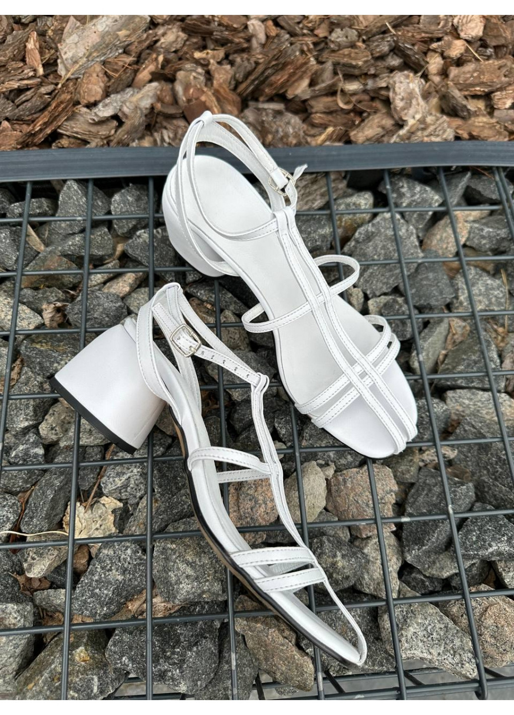 Белые кожаные женские босоножки на каблуке VZUTIK
