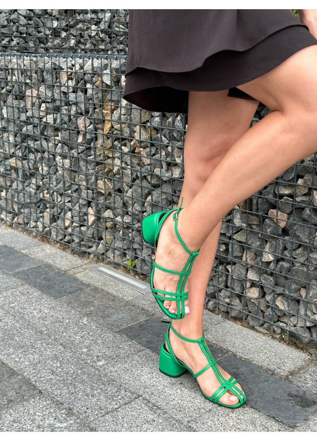Зеленые кожаные женские босоножки на каблуке VZUTIK