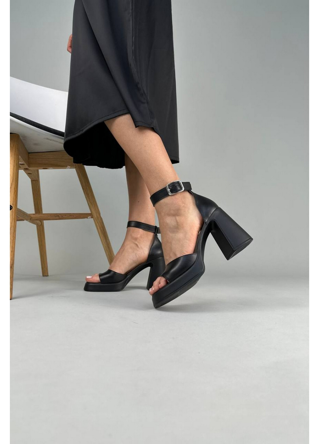 Черные кожаные женские босоножки на каблуке VZUTIK