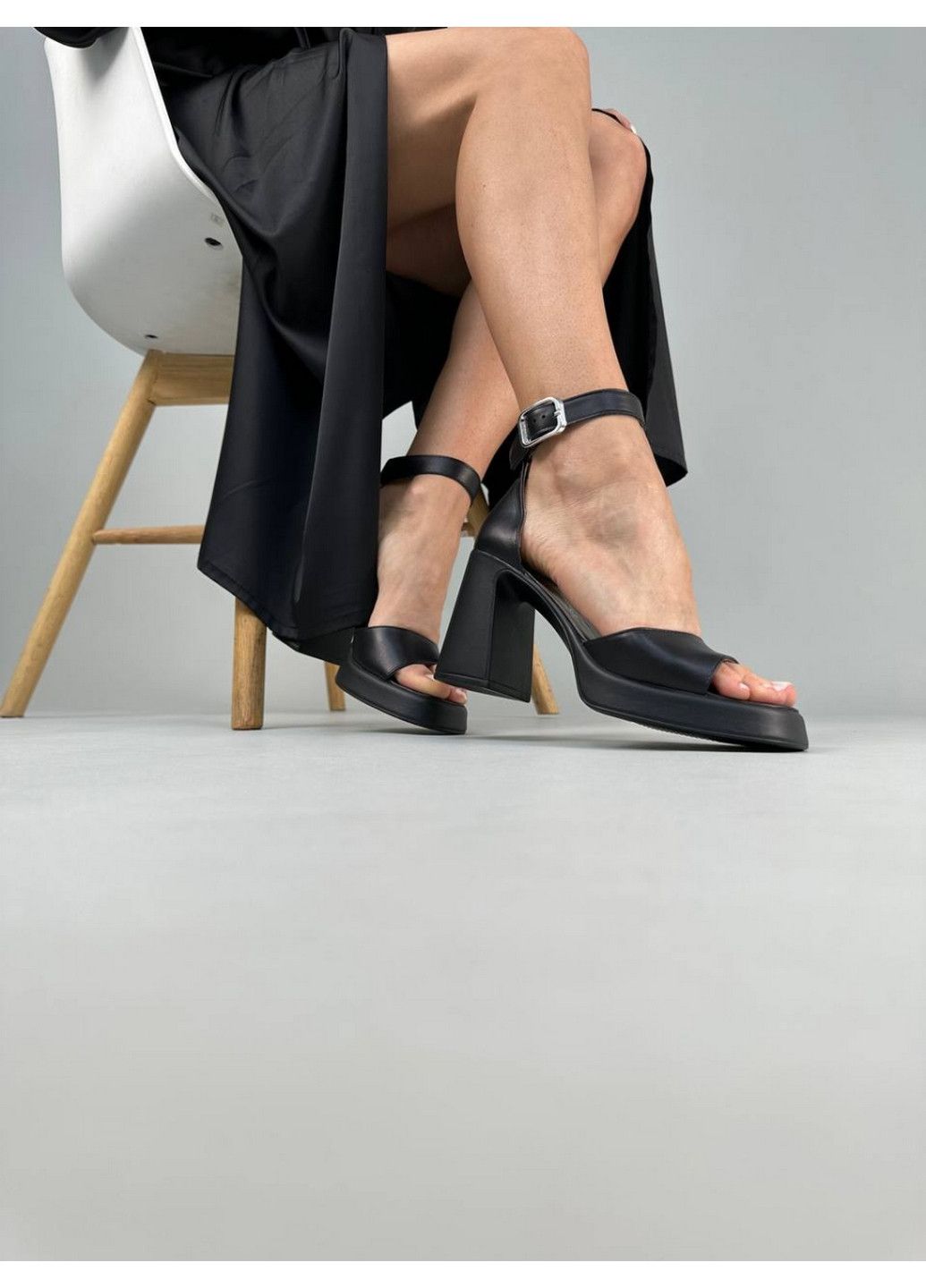 Черные кожаные женские босоножки на каблуке VZUTIK
