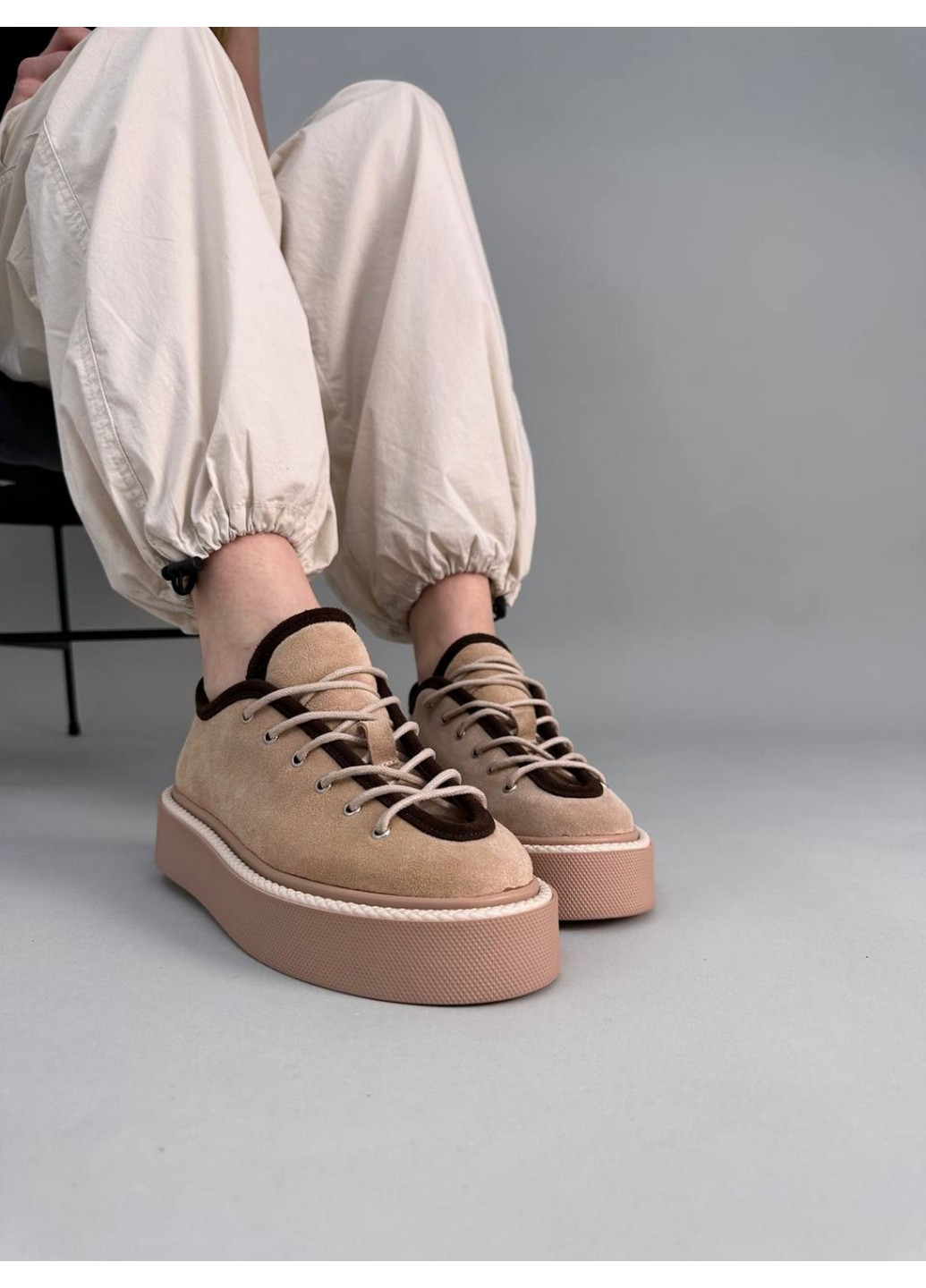 Бежеві замшеві жіночі кеди VZUTIK
