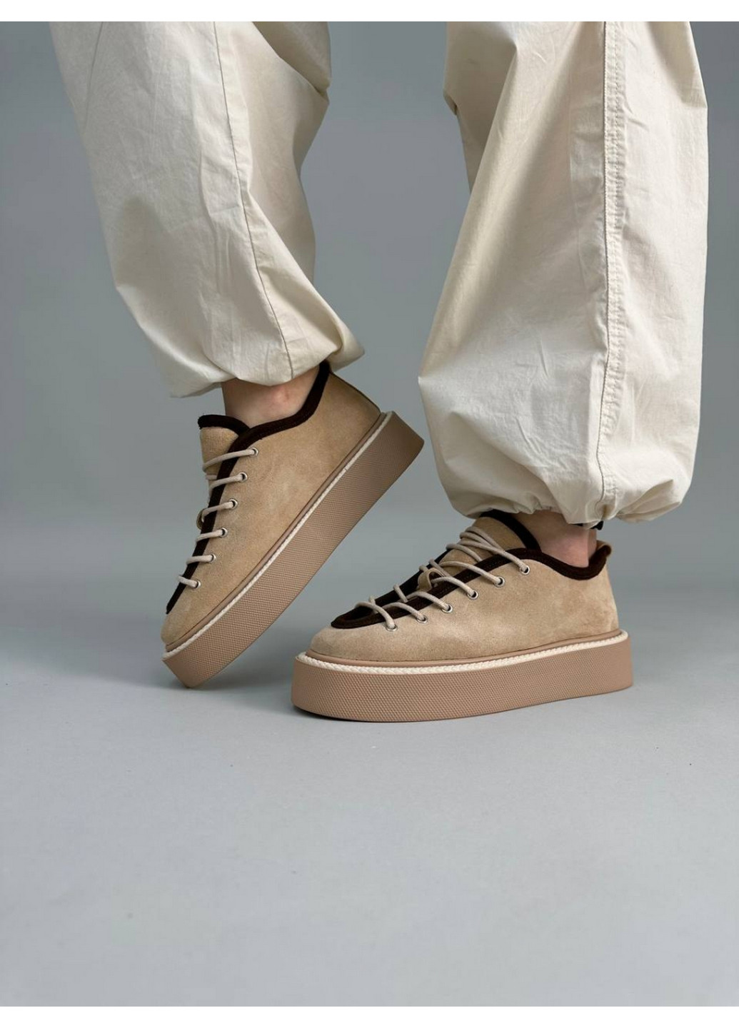 Бежеві замшеві жіночі кеди VZUTIK