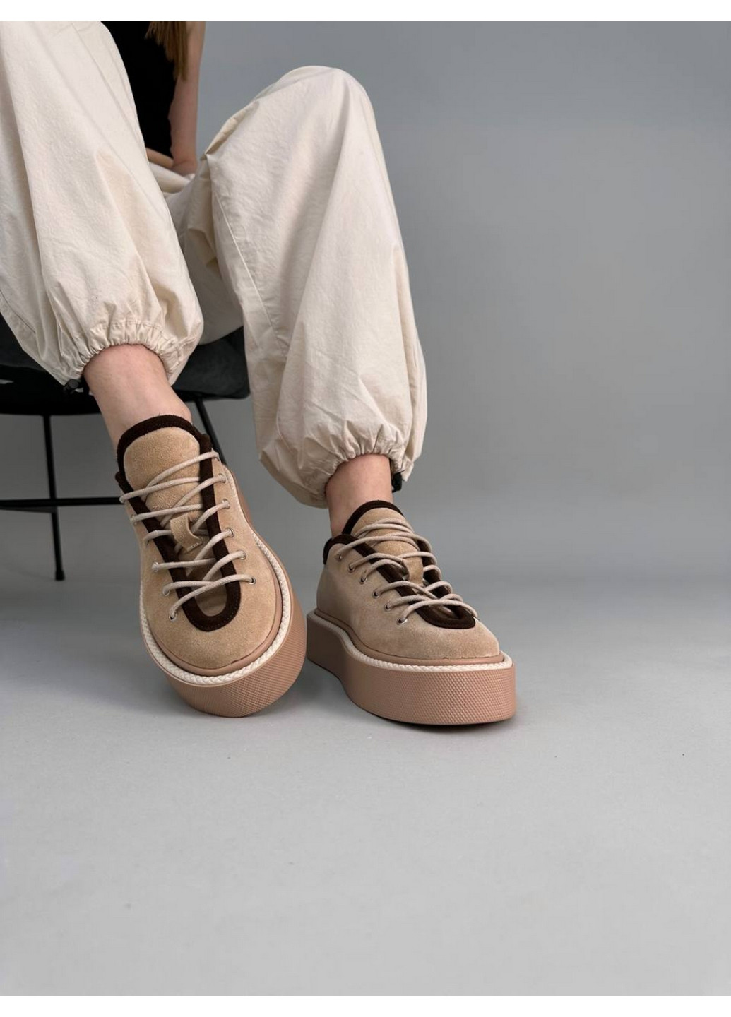 Бежеві замшеві жіночі кеди VZUTIK